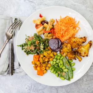 Salades de saison, tartare végétarien, notre fameux houmous, mousse de carottes au raifort