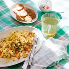 Wurzelgemüsesalat mit Kartoffelkrümmel und Tempehchips