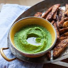 Erbsenhummus mit Ofenkartoffeln