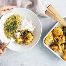 Dal aux épinards et chou-fleur au sésame et curcuma avec riz complet