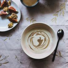 Indische Chai Teecrème mit frischen Feigen