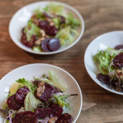 Herbstlicher Randensalat mit Baumnüssen