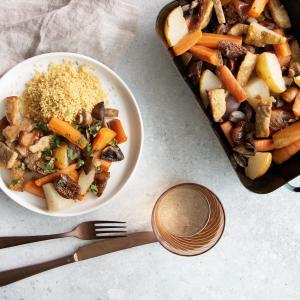 CARAMELLISIERTES OFENGEMÜSE UND TEMPEH MIT COUSCOUS