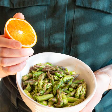 Roher Spargelsalat an Orangensauce