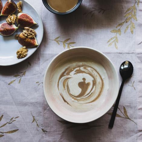 Indische Chai Teecrème mit frischen Feigen