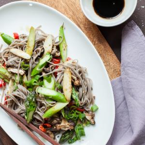 Soba-Nudeln mit Spargel und Shiitake