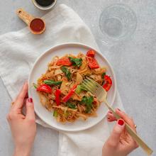 Stir-fry indonésien avec nouilles de riz