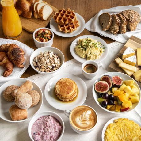 Rösti, Oeufs brouillés, Shakshuka végétaliennes, Chipolatas de tofu