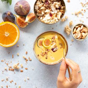 Yogourt végétal avec fruits et granola