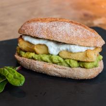 Schnitzelbrot mit Tzatziki und Avocado